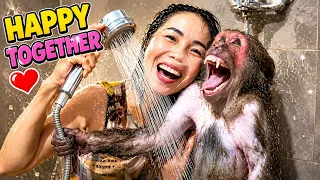 Monkey Abu’s Happiest Bath Ever with Mom! ❤️
