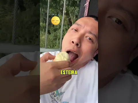 O homem subiu a uma montanha que tem um parque de diversões! ⛰️🎢