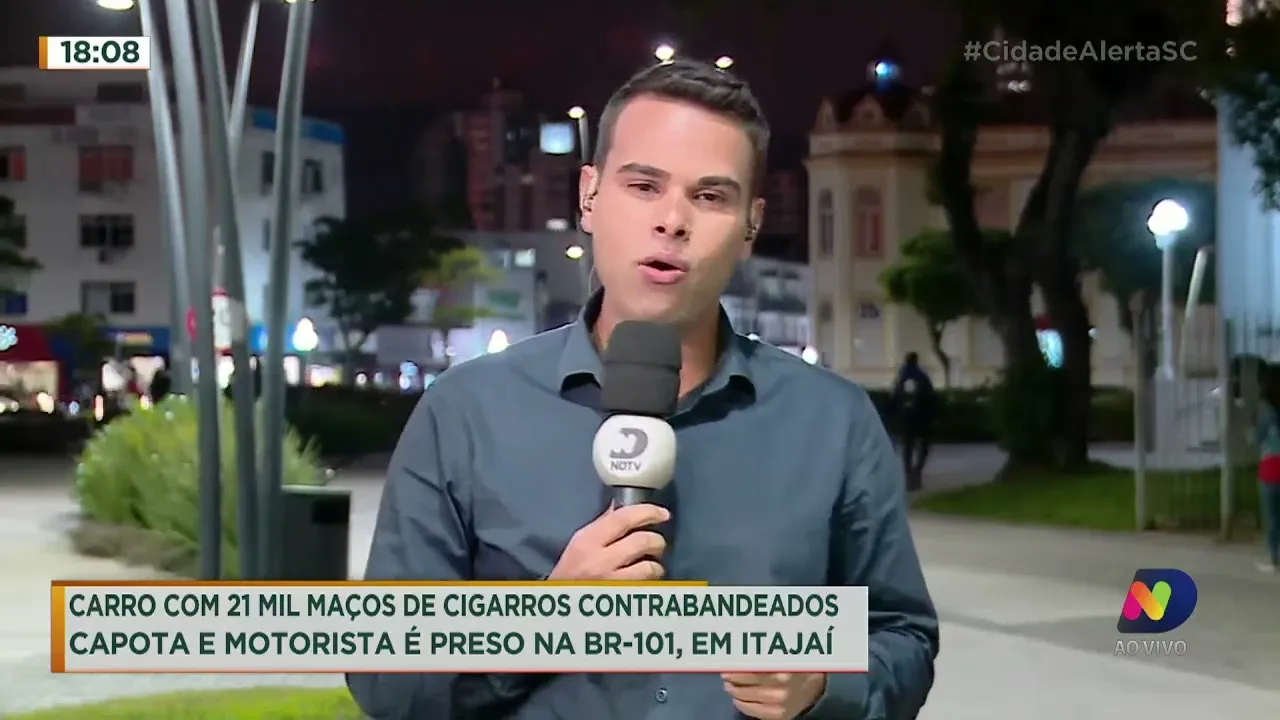 Carro com 21 mil maços de cigarros contrabandeados capota na BR-101