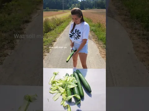 Gurken in durchsichtigen Strümpfen – mitten im Nirgendwo 🥒😂