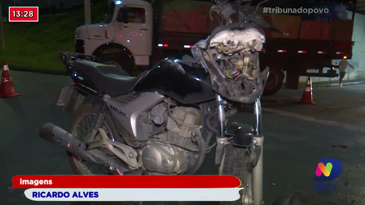 Acidente na marginal da BR-101, motociclista teve fraturas e foi levado ao hospital