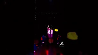 رحمة رياض وأحمد سعد يغنون وسع وسع يولعون الحفل 