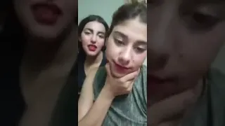 بنت بتقول لصحبتها طيزك بتكلك انتي بتحطي قطن علشان تكبري صدرك دندنها