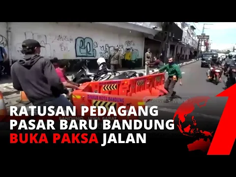Bikin Drop Penghasilan, Ratusan Pedagang di Pasar Baru Bandung Buka Paksa Jalan | tvOne
