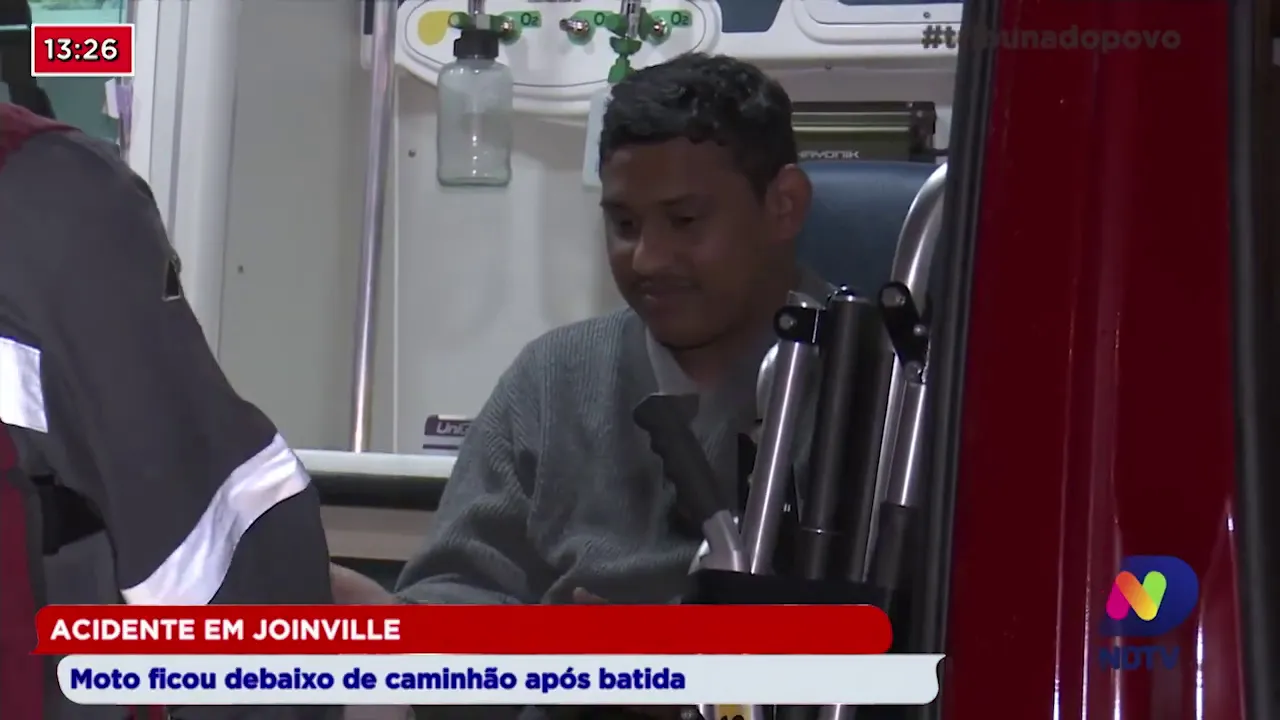 Acidente em Joinville: Moto ficou debaixo de caminhão após batida