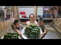 Download Lagu Single mom taught two children to wrap banh chung and bring the cakes to visit a sick neighbor