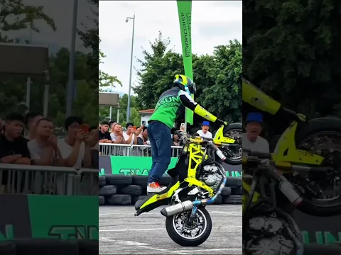 😱🥳🎉The bike rider performed an amazing stunt.