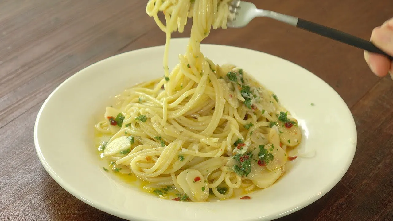 집에 마늘이 많다면, 알리오올리오 파스타 만들어드세요 :: 마늘파스타 :: 오일파스타 :: Aglio Olio Pasta :: Garlic Pasta Thumbnail