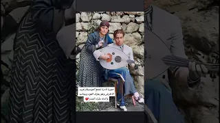 صورة نادرة تجمع الموسيقار فريد الاطرش وهو يعزف العود وبجانبه والدته علياء المنذر 