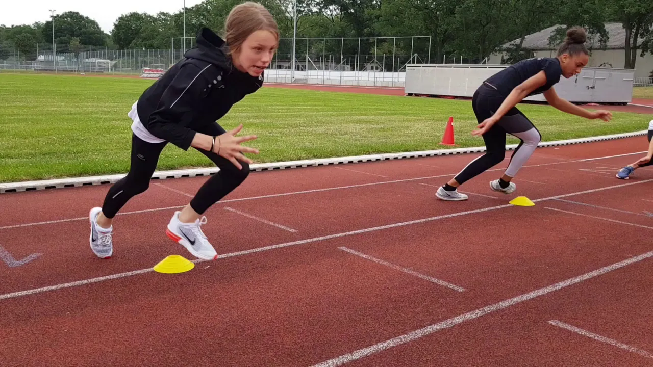 In der dieser Übung geht es darum, die Kinder spielerisch an das Dribbeln mit dem Ball und die Ballk. 