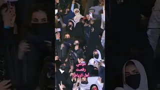 موضي الشمراني تشعل الاجواء بأغنية المشارية والجمهور يرقص ويغني وفقدت السيطرة فتوقفت ليهدأ الجمهور 