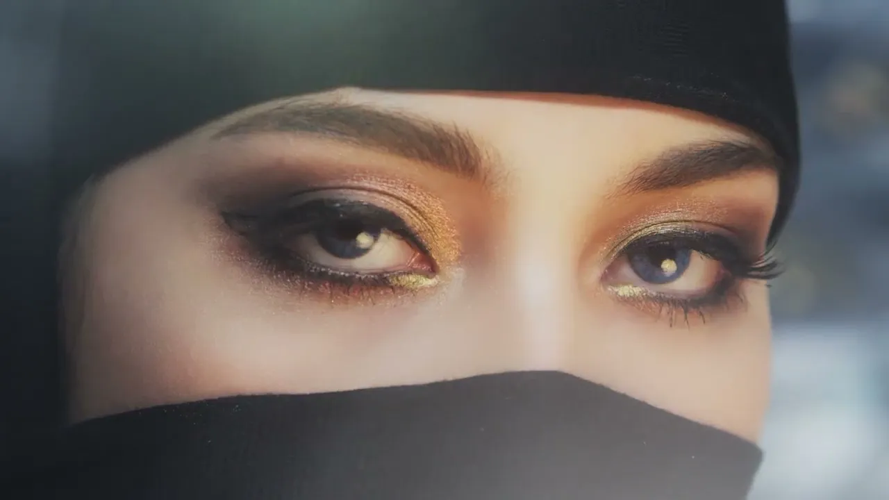 高須クリニックのCM。印象的な演出と映像が魅力のコマーシャル