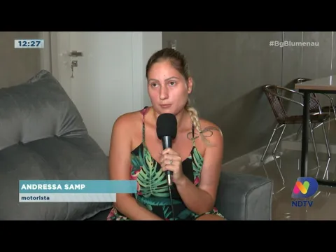 Motorista conta como sobreviveu após ter o carro prensado entre dois caminhões