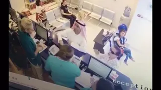 رجل سعودي يبصق على خادمة في الولايات المتحدة الامريكية 