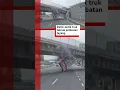 Detik-detik truk tabrak jembatan layang - BBC News Indonesia