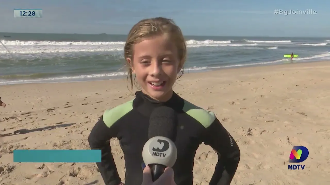 Pequenos notáveis: projeto social ensina surf para crianças em Barra do Sul