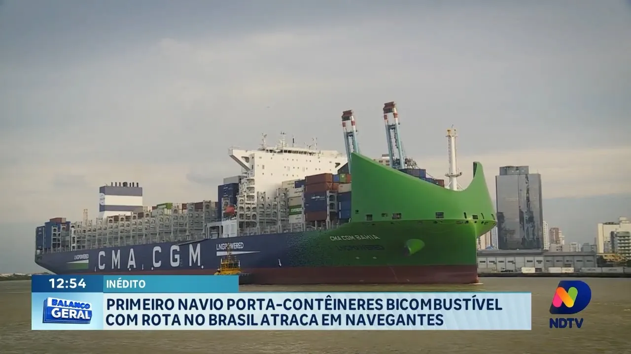 Primeiro navio porta-contêiner biocombustível com rota no Brasil atraca em Navegantes