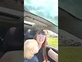 Download Lagu Lama spuugt bruut in gezicht van vrouw in safaripark. Zo grappig!