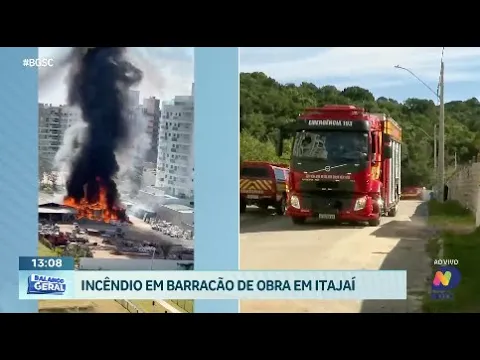 Incêndio em Itajaí: barracão de obra em chamas