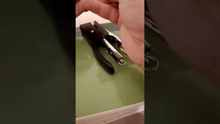 طريقة تركيب الدبابيس في الدباسة 