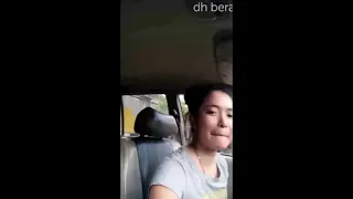 cewek cantik latihan nyetir mobil