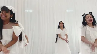 أشودة ترحيبية ياهل هل الوفود آداء طالبات الإبتدائية الأولى بعنيزة 