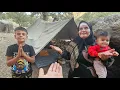 Download Lagu Dakloos gezin dolblij met het vinden van veilig onderkomen