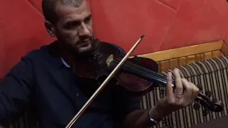 الاستاذ محمد القصبجي معلم آلة الكمان Saba4music Com محمد عبده موسيقى عزف كمان الأماكن 