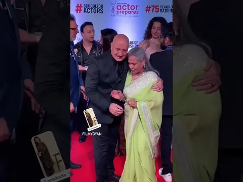 जया बच्चन बुढ़ापे मे पति अमिताभ बच्चन के होते हुए पराए मर्द से चिपकती और काजोल को भी सिखा दी #shorts