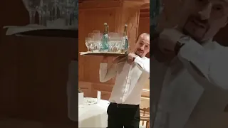 كيفية حمل صينية طعام ثقيلة  فيديو تدريبي للنادل  تدريب موظفي المطعم دندنها