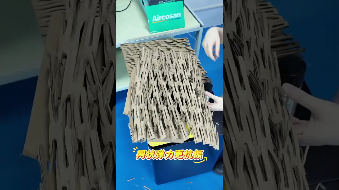 ضع جانباً التخلص الرخيص من الكراتين غير المستخدمة لدى القائمين بإعادة التدوير. حوّل الكراتين غير المستخدمة إلى ورق توسيد وظيفي باستخدام الآلة.
