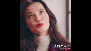 لها ضحكة ياويلي بلون السهر لما الورد بيملي شفايفه قمر 