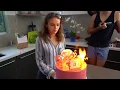 Joey King assoprando suas velinhas de 18 anos na Festa dos Flamingos