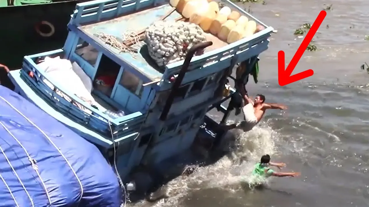 Chiếc ghe biển bị sà lan đụng ở cửa cống Kênh Cụt