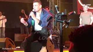                       عمرو دياب   معاك بجد مع لقطة طريفة مع احد الجماهير دندنها