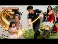 Download Lagu Bảo vệ nghèo chữa khỏi cho bé gái mà 300 bác sĩ bó tay, khiến nữ tỷ phú cảm động tặng 100 tỷ đô!