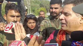 ravinder raina ko mahilaon ne roka 