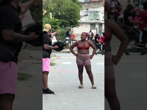 La bolsa millonaria 🤑 cayó en las matas #viralvideo #broma #comedia #humor #prank