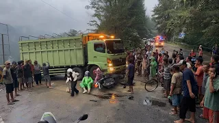 Merintih Kesakitan, Pengendara Motor Tergelincir Jatuh Kaki Terbentur di Tanjakan Sitinjau Lauik