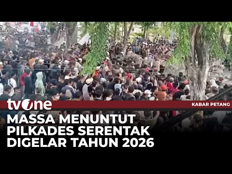 Massa Geruduk Kantor DPRD Sampang Dihujani Gas Air Mata