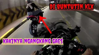 ngikutin cewek klx dari belakang kakinya sampe ngangkang