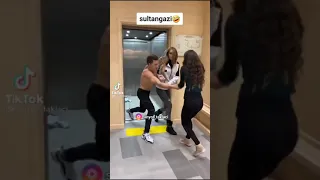 سحب البنات الى المصعد ليشوفهن جسمه بدون ملابس 