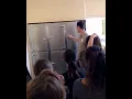 Gids haalt grappen uit met zijn groep in een oud mortuarium.