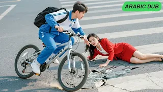 تأخر عن المقابلة لإنقاذ امرأة فاكتشف أنها المديرة التنفيذية حياته تغيرت للأبد 