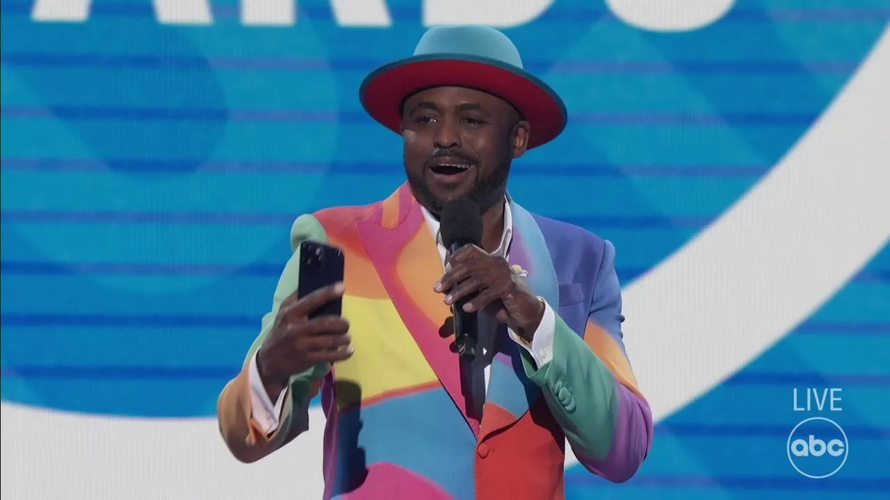 Host Wayne Brady Kicks Off 'The 2022 American Music Awards' - The American Music Awards