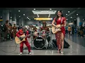 Lagu Monyet Main Gitar Listrik di Bandara Russia