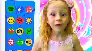 Nastya juega con el teléfono y prueba diferentes efectos de máscara.