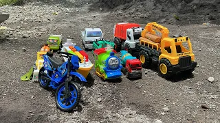 Mencari mobil mobilan, truk pasir, truk molen, truk pemadam, ambulance, kereta api, bus, mobil balap