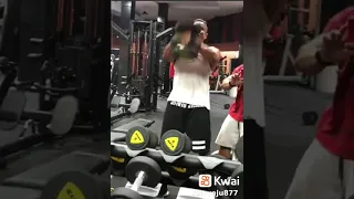 حسن شاكوش بيقول إلى هيجى على اليد هنلعب بى حديد دندنها