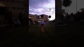 سلمى تقضي وقتا ممتعا في الحديقة   دندنها